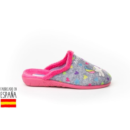 Calzado descanso destalonado con detalle dibujo poni, made in