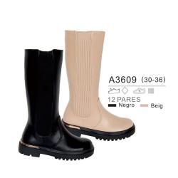 Bota plana con suela track, detalle textura lateral, cierre